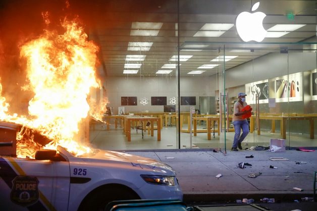 В США протестующие разграбили Apple Store, но компания их перехитрила