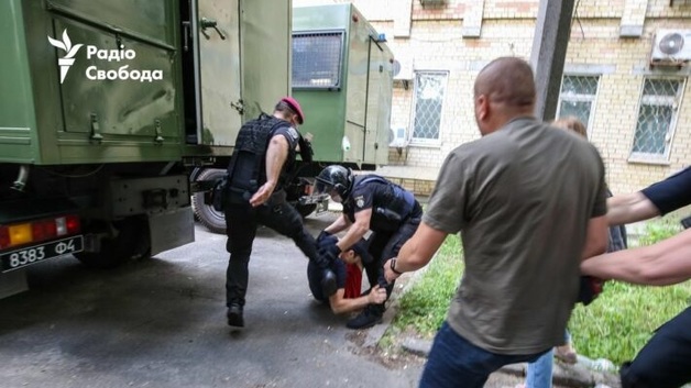 Под Шевченковским судом произошли стычки, полиция применила силу против активистов и девушки Стерненко