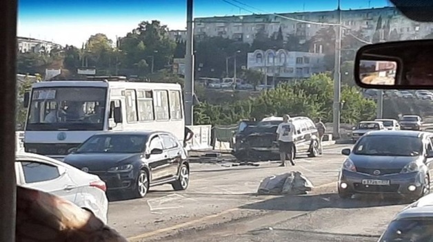 В Севастополе произошло ДТП с автобусом. Пострадали 14 человек, почти половина - дети