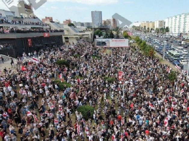 Тысячи людей пришли на акцию памяти погибшего протестующего в Минске