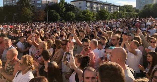 В центре Минска протестующие дали отпор силовикам: видео стычки