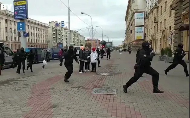 В Минске проходят марши женщин и студентов. Силовики проводят жесткие задержания