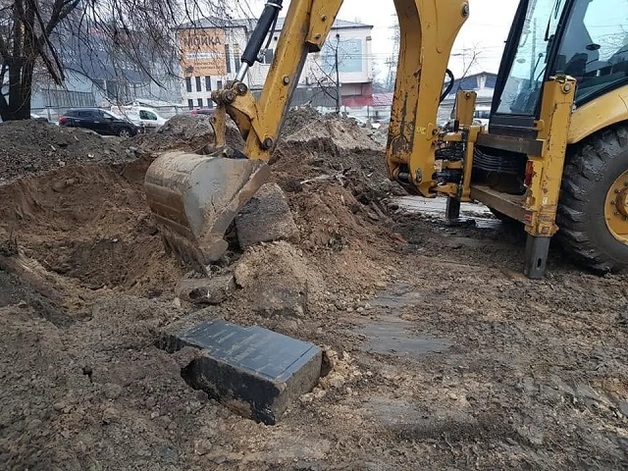 В центре Киева экскаватор наткнулся на надгробие могилы генерала, которому более столетия