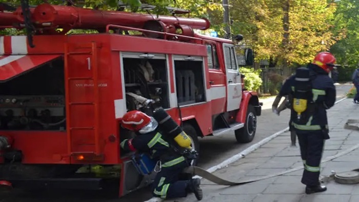 Пылает брошенное авто. Появилось видео пожара в центре Киева, где сгорел автомобиль