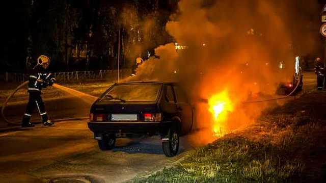 В Киеве посреди дороги полностью сгорел автомобиль: огонь тушили 14 спасателей