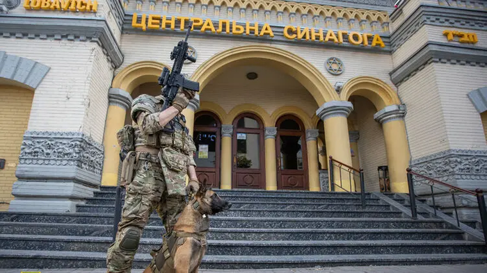 В Киеве спецназовцы СБУ в рамках учений освобождали "заложников" из "захваченной террористами" синагоги