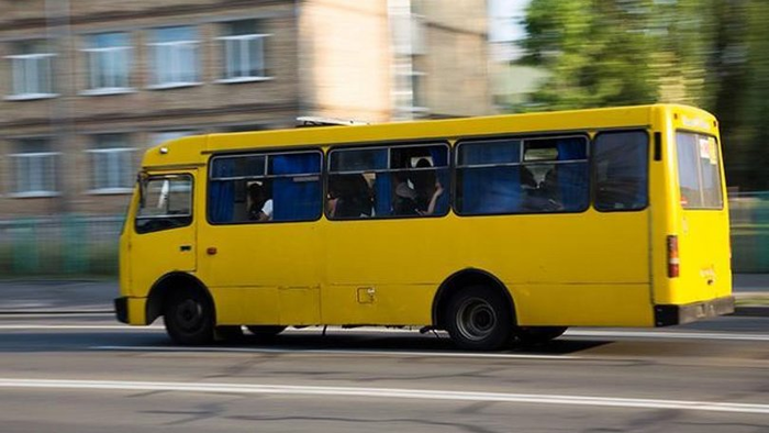 В бикини и плавках: в Одессе полуголая пара ехала в маршрутке