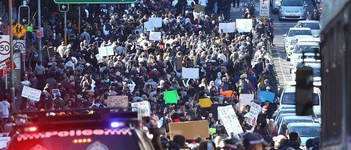 Против локдаунов и ковидных сертификатов: массовые беспорядки в Париже и Сиднее