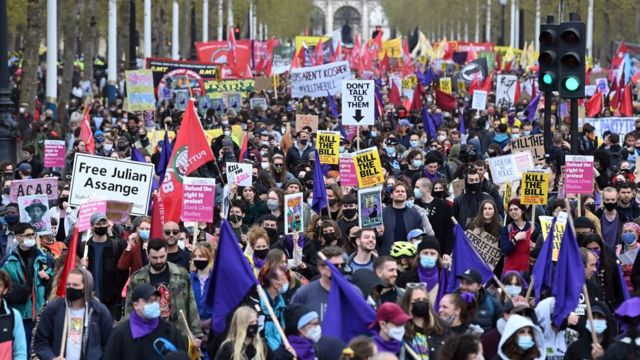 В Берлине протесты против COVID-ограничений переросли в столкновения и задержания