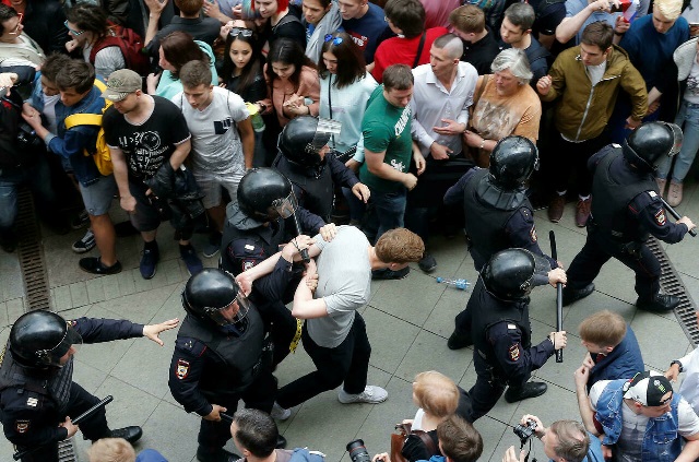 В Москве полиция задерживает участников акции протеста КПРФ, которая прошла после выборов