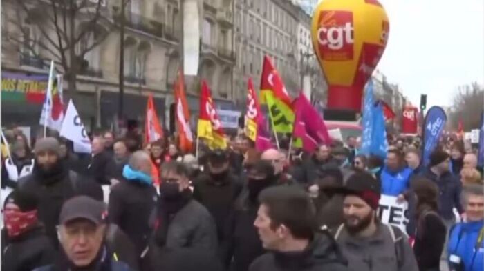 В центре Парижа запретили акции протеста против пенсионной реформы