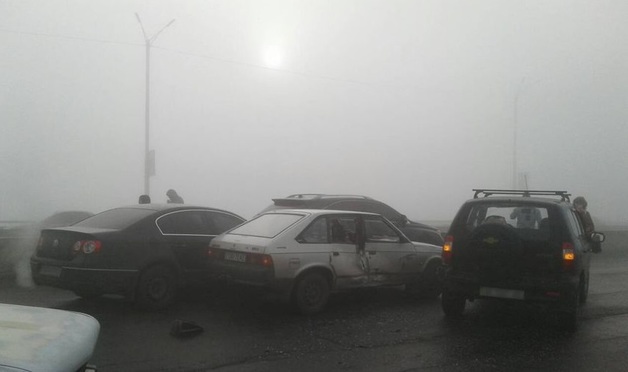 В Днепропетровской области из-за тумана на мосту произошло массовое ДТП с участием 10 машин