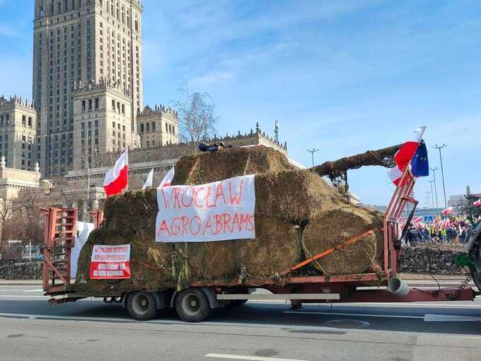 С утра в центре Варшавы развернулся крупный фермерский протест с призывами закрыть границу для украинских товаров