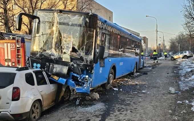 Автобус врезался в четыре машины на северо-востоке Москвы