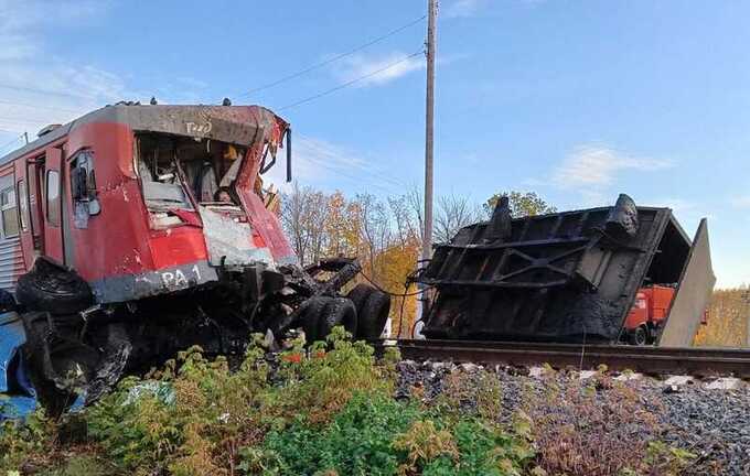 Водитель КАМАЗа объяснил причину столкновения с поездом