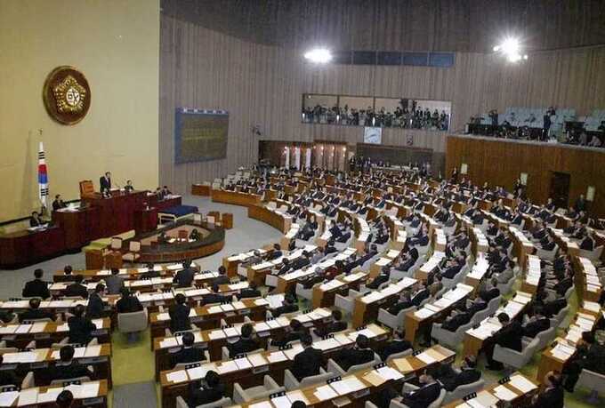 Парламент отменяет военное положение в Южной Корее