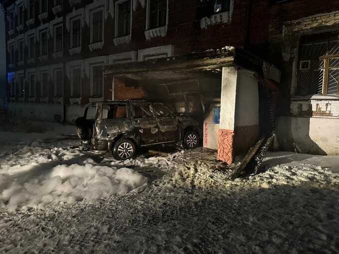 Водитель врезался в здание военкомата и поджег свой автомобиль в Гусь-Хрустальном