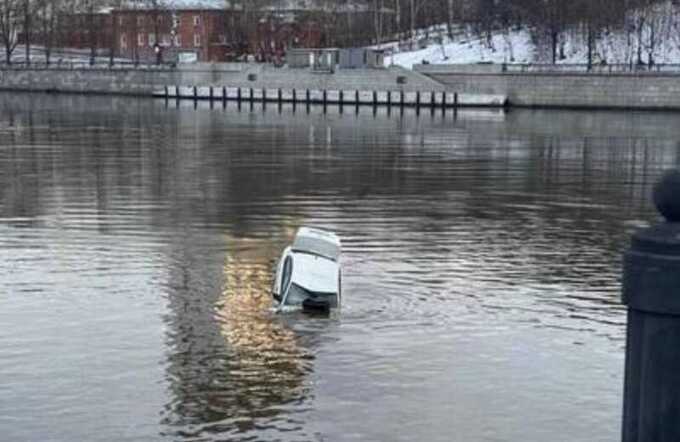 В Москве автомобиль свалился в реку