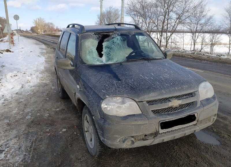 В Воронежской области ледяная глыба с грузовика чуть не убила женщину в автомобиле