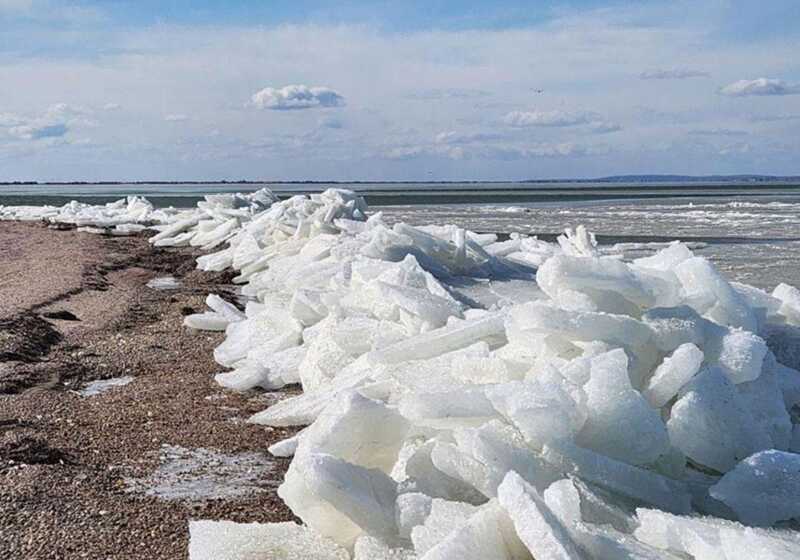 Ледяные глыбы образовались на побережье Анапы