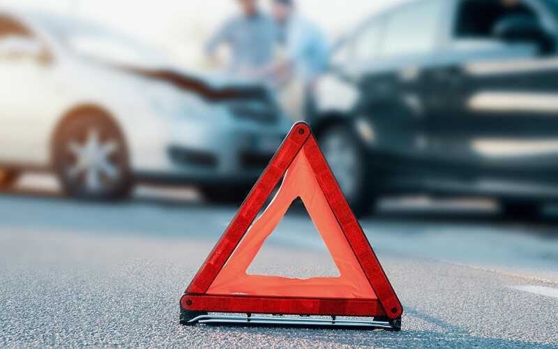Водитель автомобиля "Гранта" устроил гонки по тротуару в Москве, и сейчас его разыскивает полиция