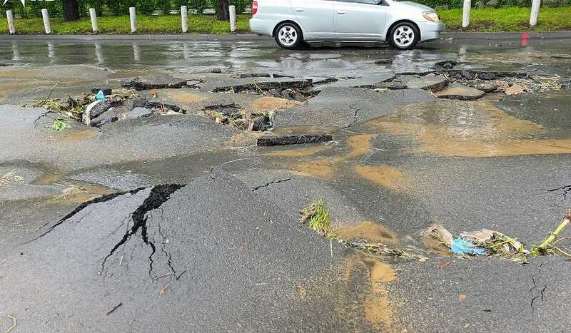 Автомобиль провалился под асфальт в Подмосковье из-за плохих погодных условий