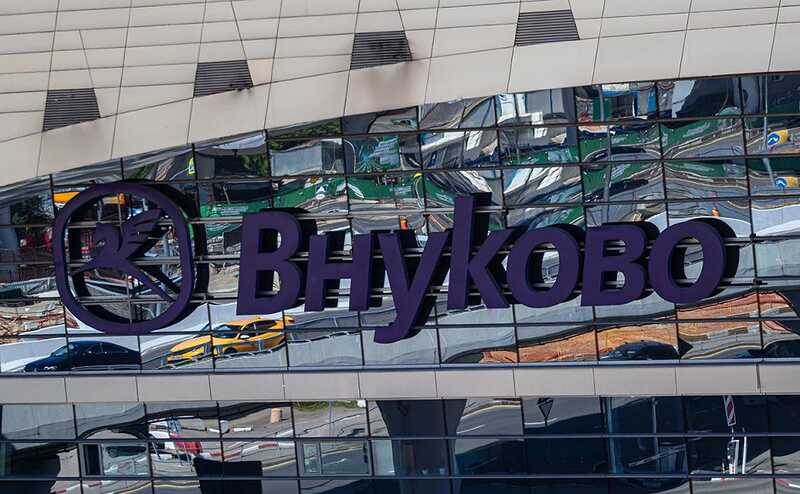 Сотрудники Внуково жалуются на переработки и утомление из-за большого наплыва пассажиров