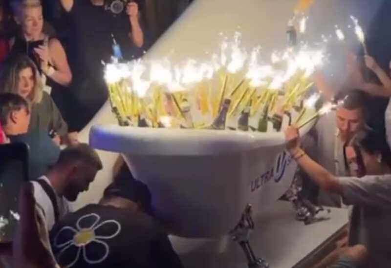 На концерте Верки Сердючки в Одессе был заказан бассейн, наполненный дорогим шампанским