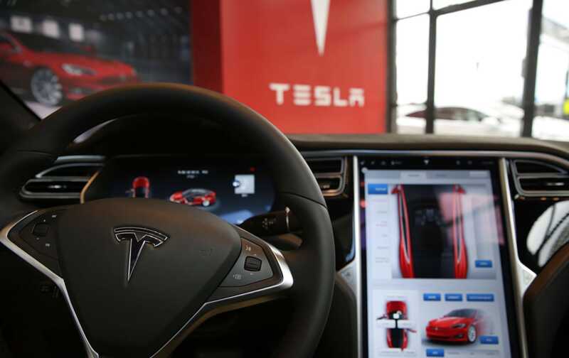 Впервые в истории Tesla осуществила доставку электромобиля покупателю без участия водителя