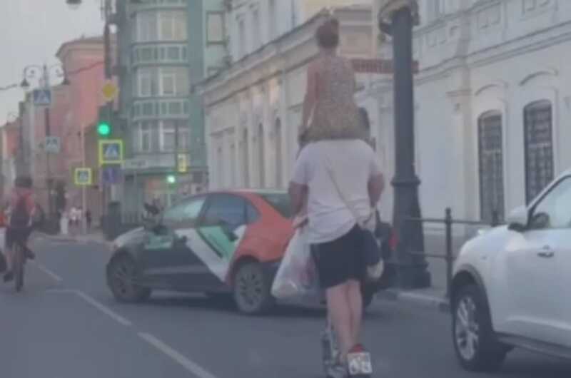 Правоохранители Самары разыскивают человека на самокате, который ехал по дороге с девочкой на плечах