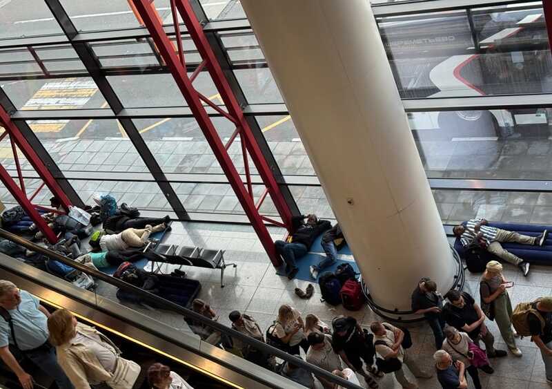 В московских аэропортах пришлось расстелить матрасы из-за большого количества отменённых рейсов