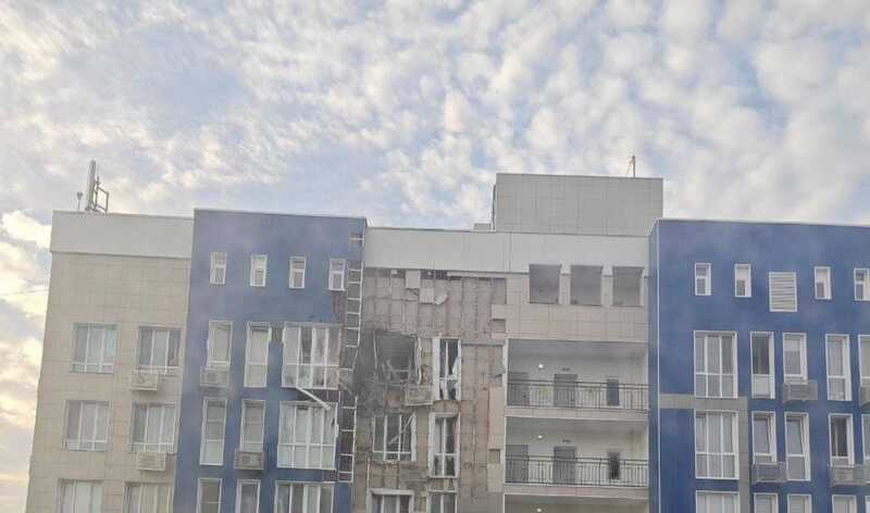 В Белгороде после атаки дронов был поврежден жилой дом и десятки машин