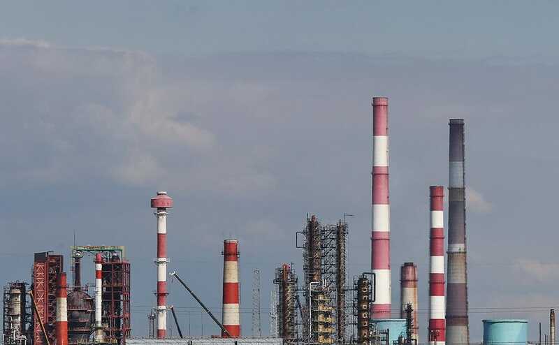 Волгоград окутан чёрным дымом: завод осуществил «плановый выброс»