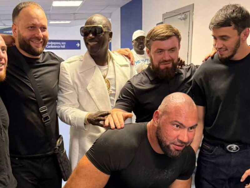 Сотрудник охраны в Сочи поделился, что рэпер Akon нанес ему удар по лицу