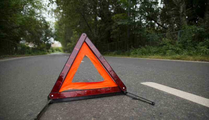 В Москве после столкновения с легковым автомобилем машина каршеринга попала в реку