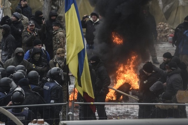 Митингующие под Радой применили слезоточивый газ и брусчатку против полиции