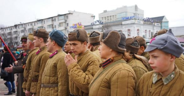 Школьники в ватниках, женщины в кокошниках: появились возмутительные фото из Крыма