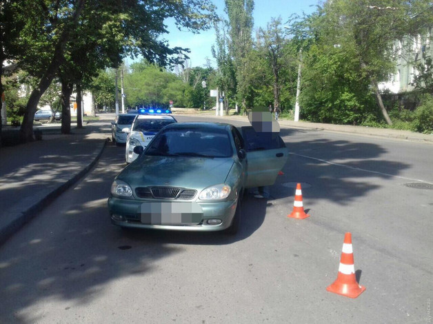 На пешеходном переходе в центре Одессы сбили ребенка: водитель пытался скрыться, но его догнали и разбили машину