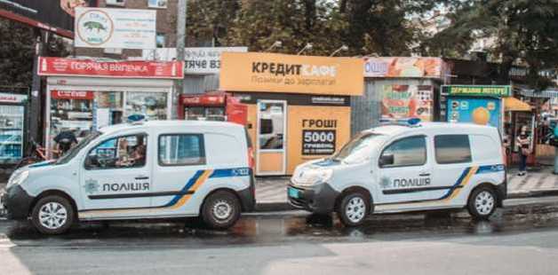 В Киеве мужчина с ножом попытался ограбить кредитное заведение на Дорожичах