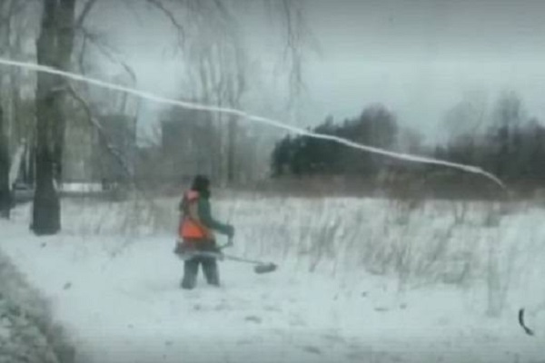 В Красноярске к Универсиаде косят сугробы, прячут ветхие здания за баннерами и моют с шампунем тротуары