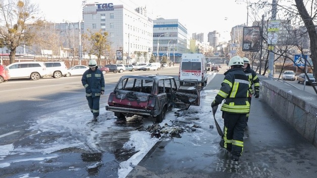 В Киеве горел автомобиль с людьми