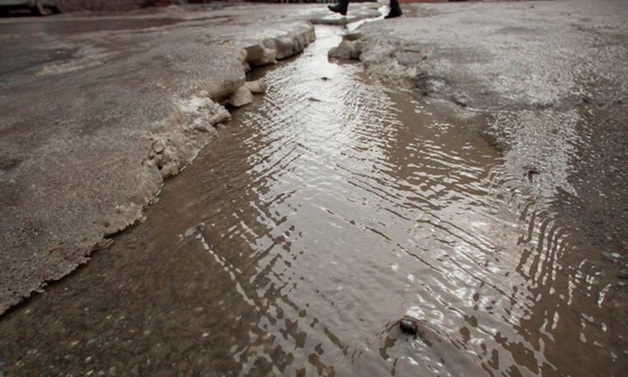 На Ямале дорожники откачали воду с затопленной дороги и слили ее на соседнюю улицу