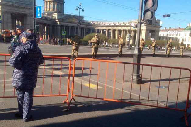 Центр Петербурга в преддверии первомайского шествия перекрыли силовики с дубинками