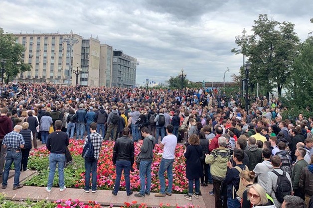 Сотни человек вышли на акцию против снятия независимых кандидатов с выборов в Мосгордуму