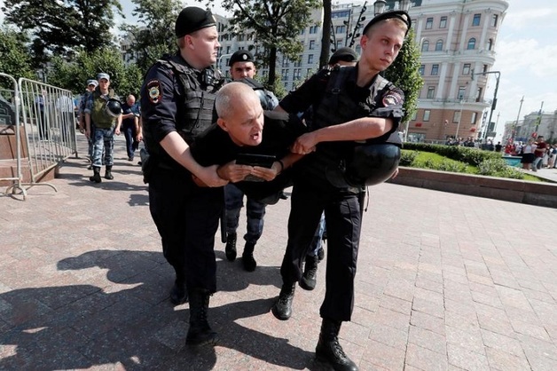 Перед митингом оппозиции в Москве задержали 86 прохожих