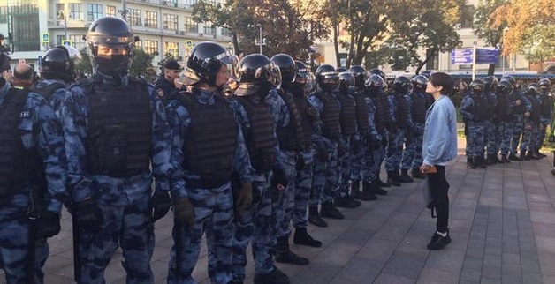 Полицейский отказался быть потерпевшим по «московскому делу» и уволился