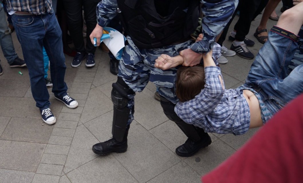 Россиян на митингах задерживают бывшие "беркутовцы" - фото 51158