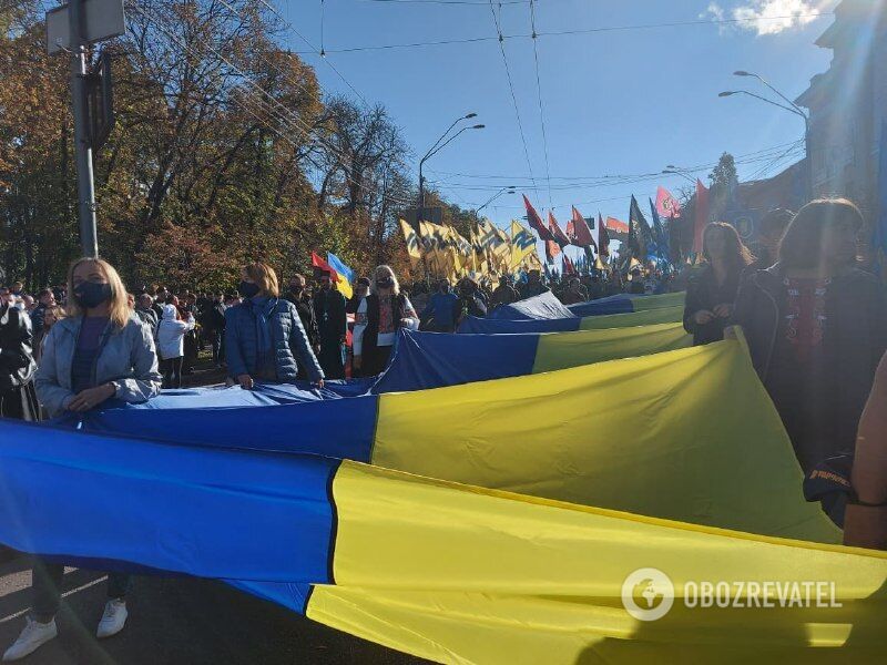 Люди развернули огромный флаг Украины