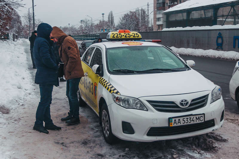 В ночь на 16 декабря в Киеве по адресу улица Борщаговская, 126 задержали автомобиль Toyota Corolla rdieiqktiqhrglv