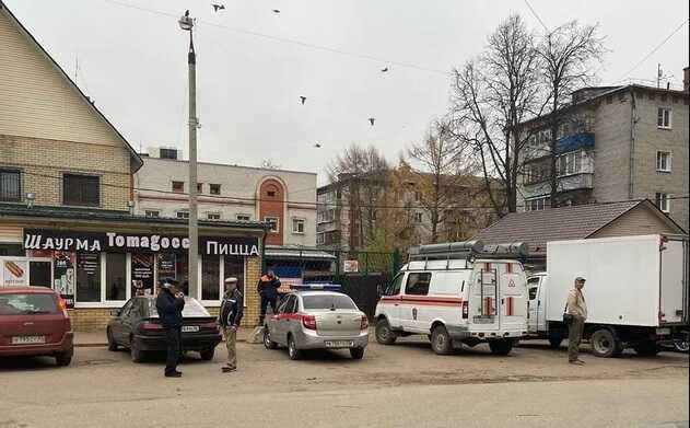 Появилось видео взрыва гранаты мужчиной в маске Деда Мороза на российском рынке